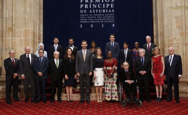 Fotografía de grupo de Sus Majestades los Reyes con los premiados, tras imponerles la insigmia de la Fundación Príncipe de Asturias